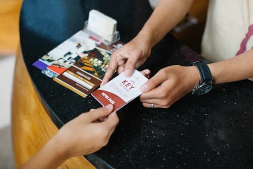 Mahogany Hotel, Reception