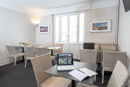 Hotel du Chateau, Reception