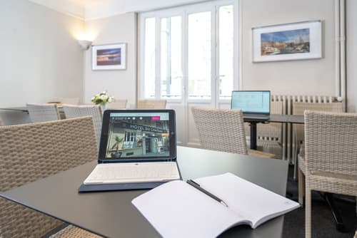 Hotel du Chateau, Reception