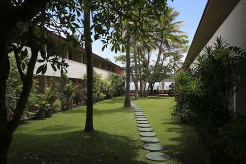 Catamaran Beach Hotel, Exterior detail