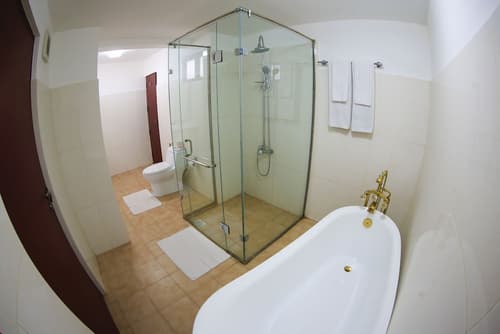 Catamaran Beach Hotel, Bathroom