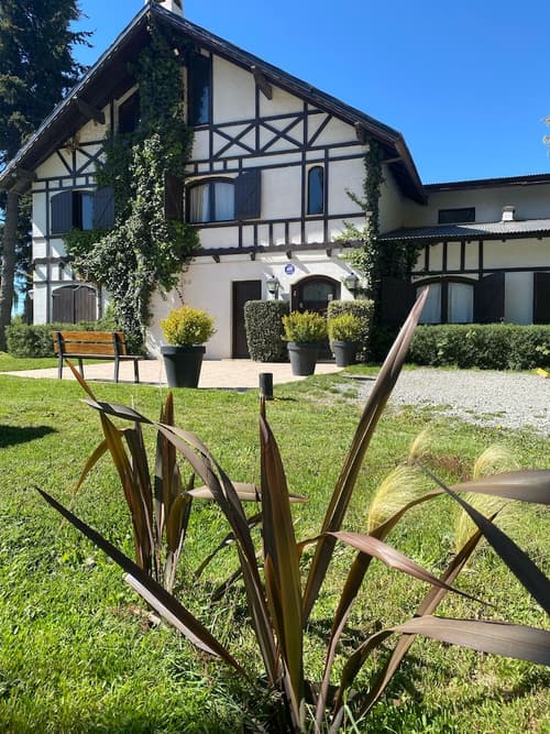 Hosteria del Prado, Front of property