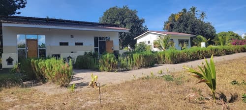 Mafia Fabu Lodge, Exterior