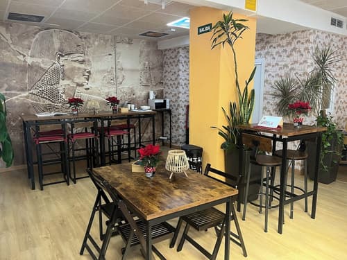 Debod Hostel, Reception