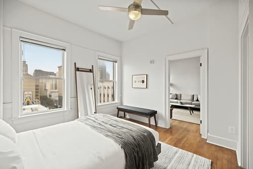 The Maverick, powered by Placemakr - River Walk, Room