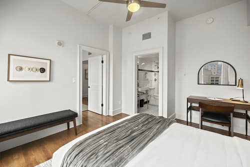 The Maverick, powered by Placemakr - River Walk, Room