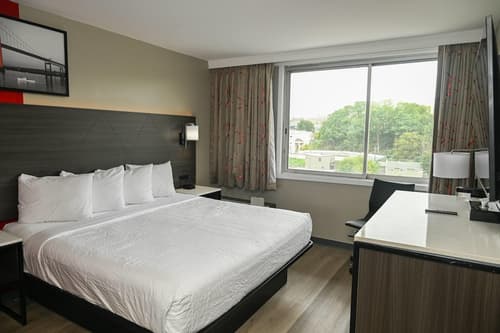 Ramada by Wyndham North Bergen, Room