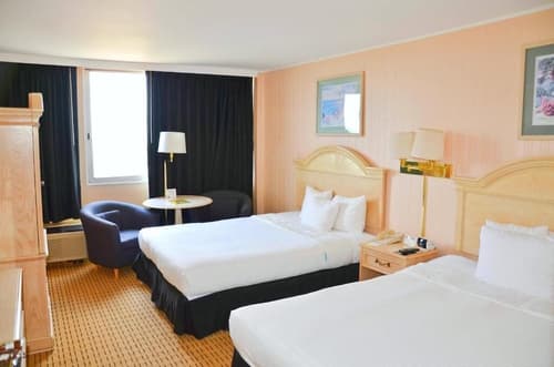 Ramada by Wyndham North Bergen, Room