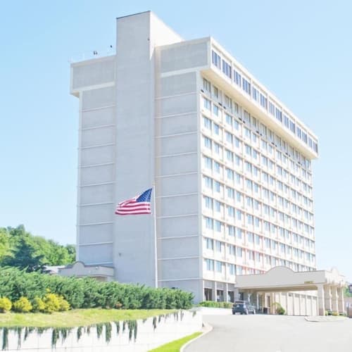 Ramada by Wyndham North Bergen, Exterior