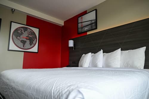 Ramada by Wyndham North Bergen, Room