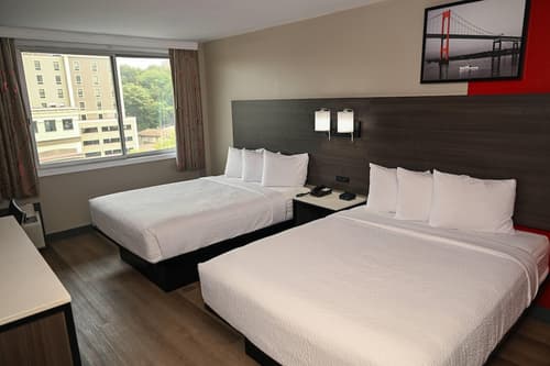 Ramada by Wyndham North Bergen, Room