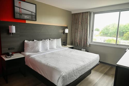 Ramada by Wyndham North Bergen, Room