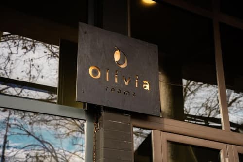 Olivia Rooms, Primary image