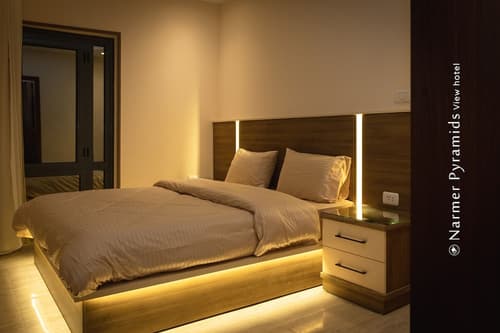 Narmer Pyramids View, Room