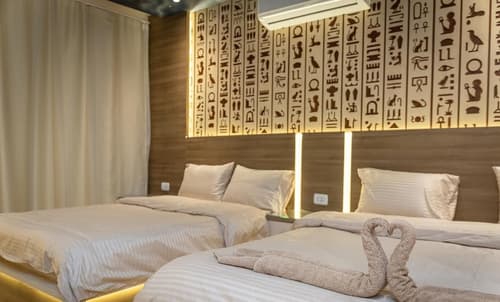 Narmer Pyramids View, Room