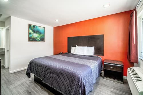 Bell Manor Motel, Room