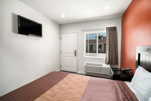 Bell Manor Motel, Room