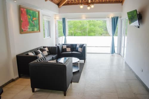 Casa Montana Hotel, Reception