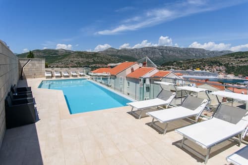 Vila Curic, Primary image