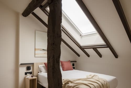 Líbere Bilbao Ledesma, Room