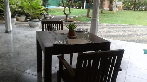 Larn's villa., Property grounds