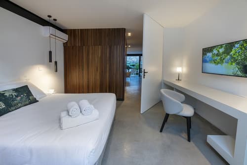 Clos de la Rivière, Primary image