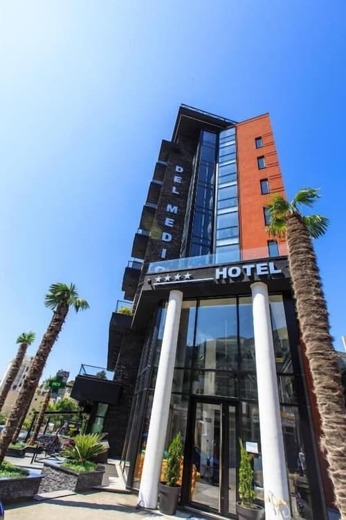 Hotel Del Medio, Primary image