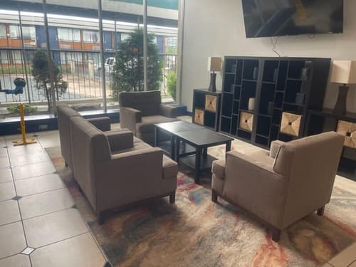 Gateway Hotel, Lobby sitting area