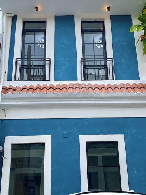 RIG Colonial Experience, Front of property