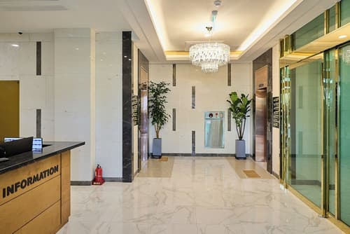 mir hotel, Reception