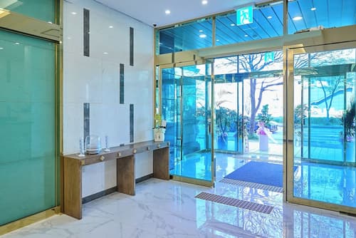 mir hotel, Reception