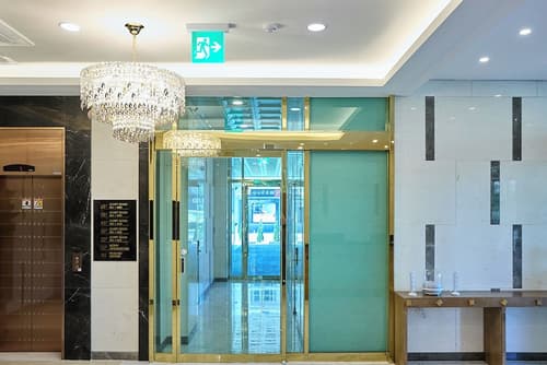 mir hotel, Reception