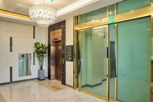 mir hotel, Reception