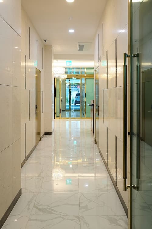 mir hotel, Reception