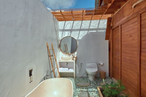 Plumeria NP, Bathroom