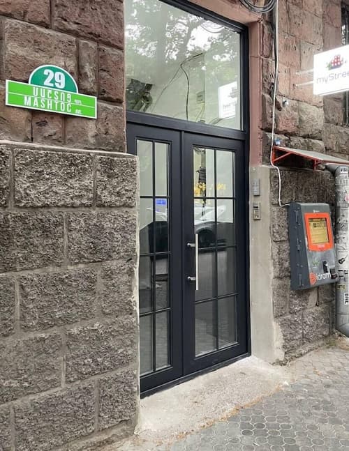 Arm Hostel, Property entrance