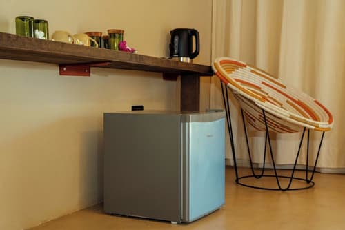 Basecamp Mafía Island, Mini-refrigerator