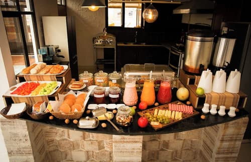 Kw Hotel, Restaurant