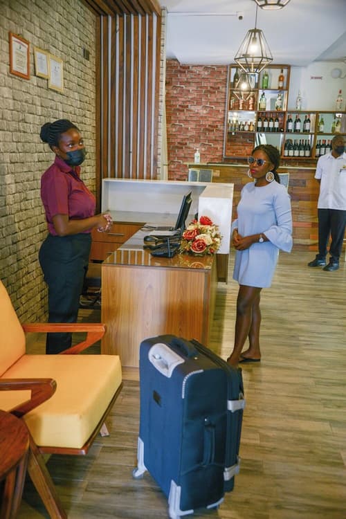 Kabale Safari Club, Reception