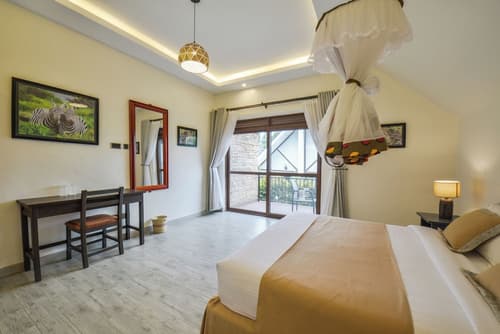 Kabale Safari Club, Primary image