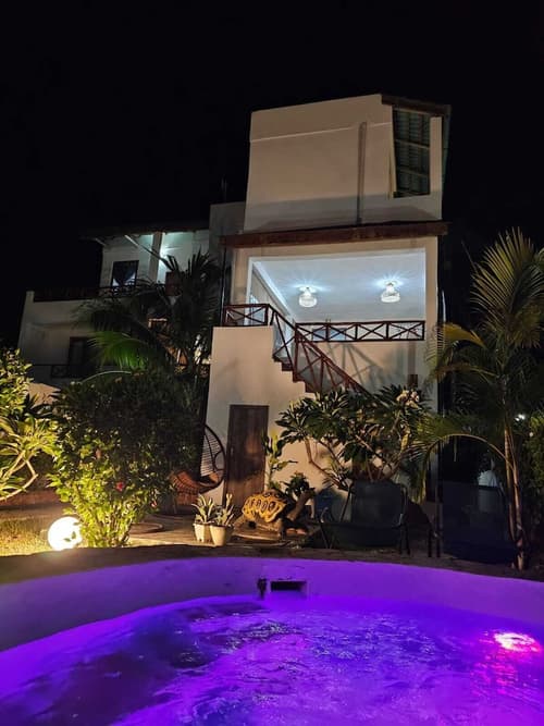 Zanzicrown Hotel, Exterior