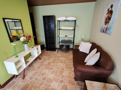 Mi Casa Su Casa, Room