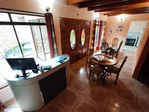 Mi Casa Su Casa, Lobby sitting area