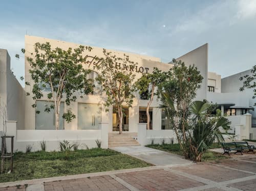 Hotel Chariot, Primary image