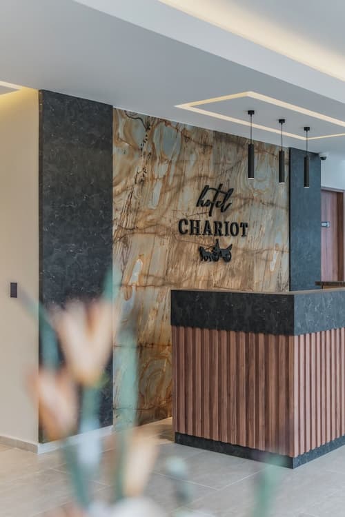 Hotel Chariot, Reception