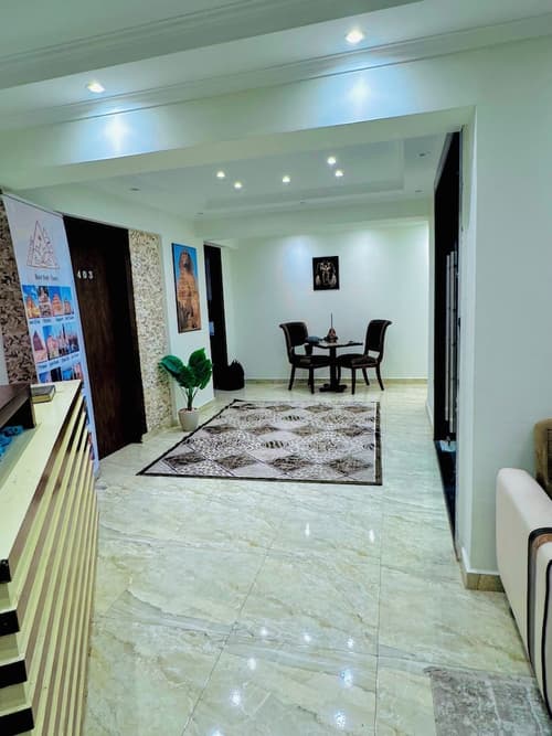 Flower Pyramids Inn, Reception