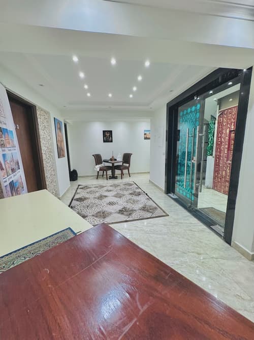 Flower Pyramids Inn, Reception