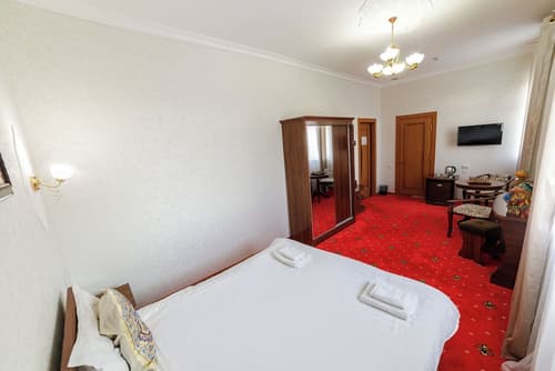 Qibla Tozabog, Room