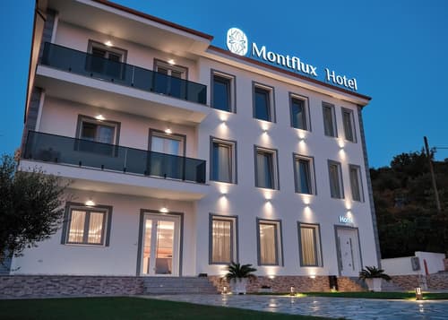 Montflux Hotel, Front of property