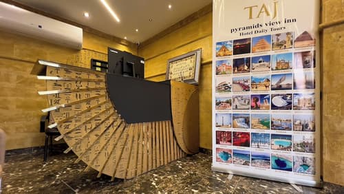 Taj pyramids view inn, Reception